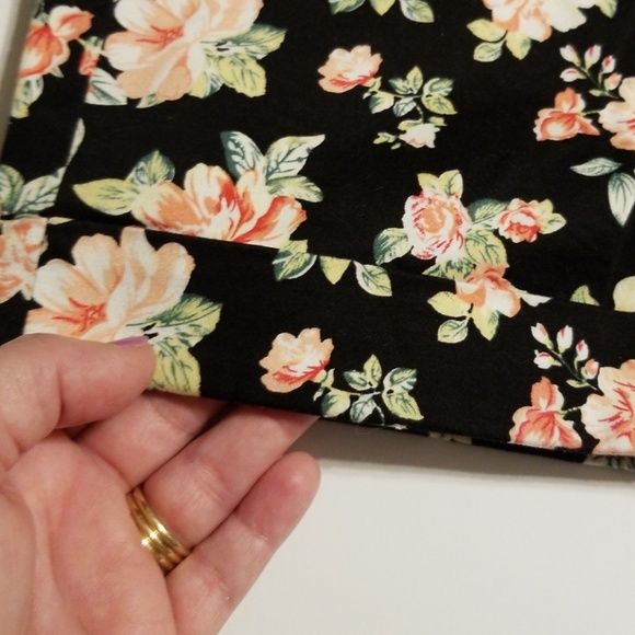 Forever 21 black floral shorts size medium - Picture 4 of 8